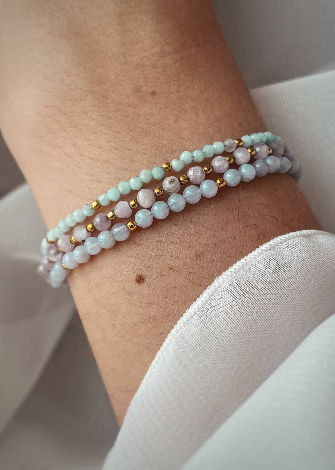 Zestaw Trzech Bransoletek z zapięciem - Amazonit, Kunzyt, Chalcedon